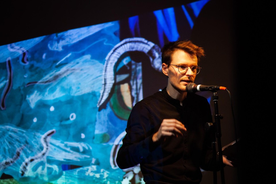 Dichter Pieter Van de Walle geeft als bioloog wetenschappelijke toelichting tijdens een poëzieavond van de Klimaatdichters in de Blikfabriek. 