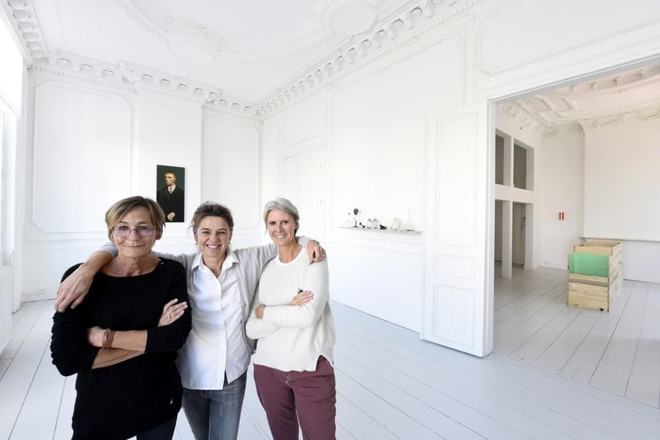 Marion De Cannière (links) met Yasmine Geukens en Marie-Paul De Vil bij de start van hun galeries op de Leopoldplaats 12.
