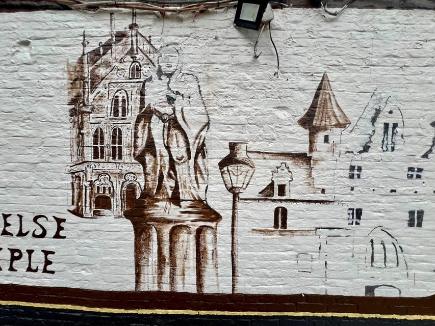 Het stadhuis en het standbeeld van Margareta van Oostenrijk.