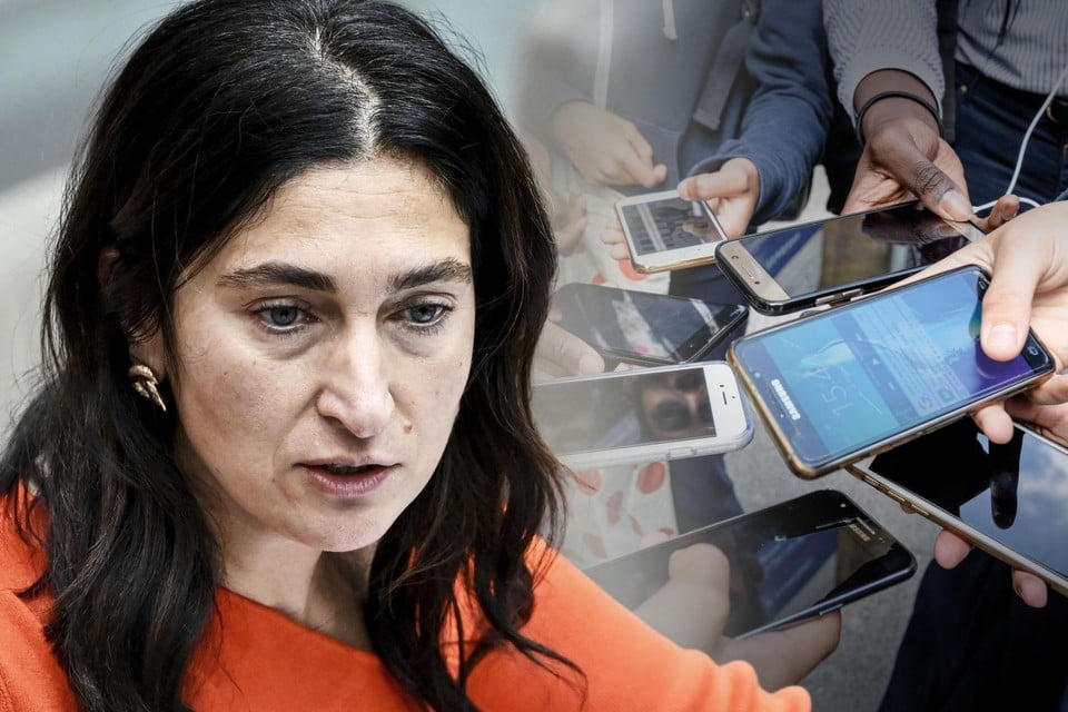 Onderwijsminister Zuhal Demir voert nu ook smartphoneverbod in op  middelbare scholen, uitzondering mogelijk voor derde graad