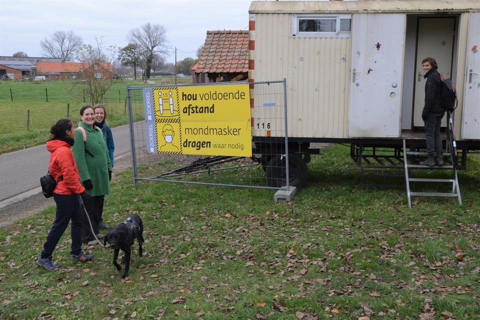 Ann gaat de toiletwagen op Einhoven al eens testen. Ze mist meer de cafés dan de toiletten van de cafés.