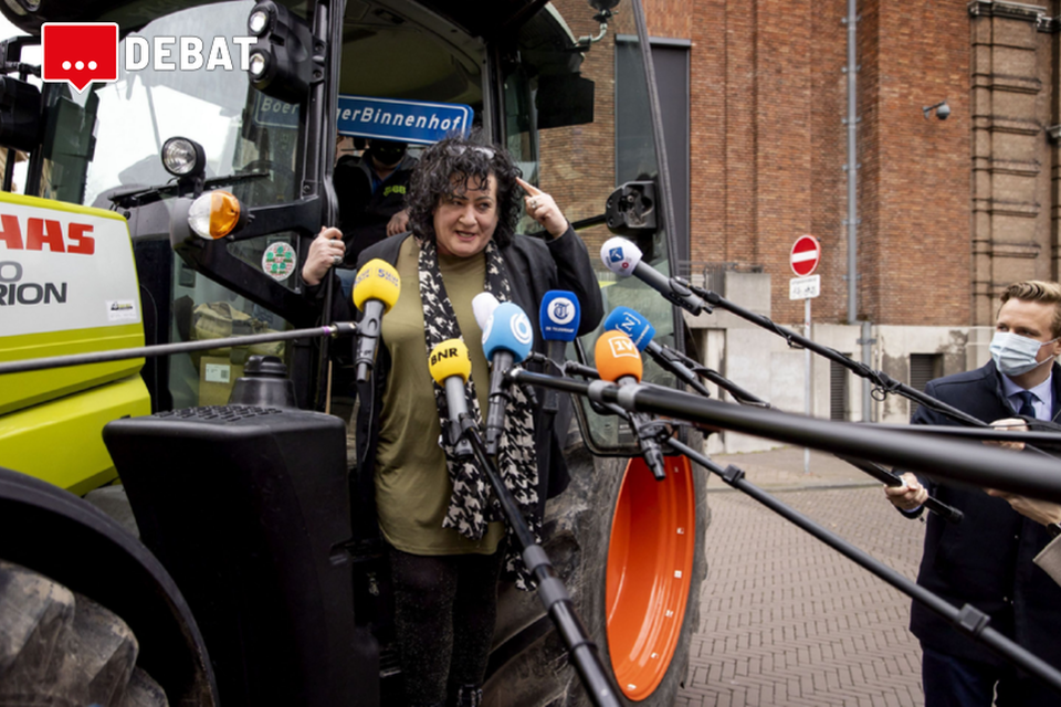 Caroline van der Plas van de BoerBurgerBeweging, hier omstuwd door de pers tijdens een opmerkelijke protestactie in het Binnenhof in Den Haag in maart 2021 tegen het stikstofbeleid.