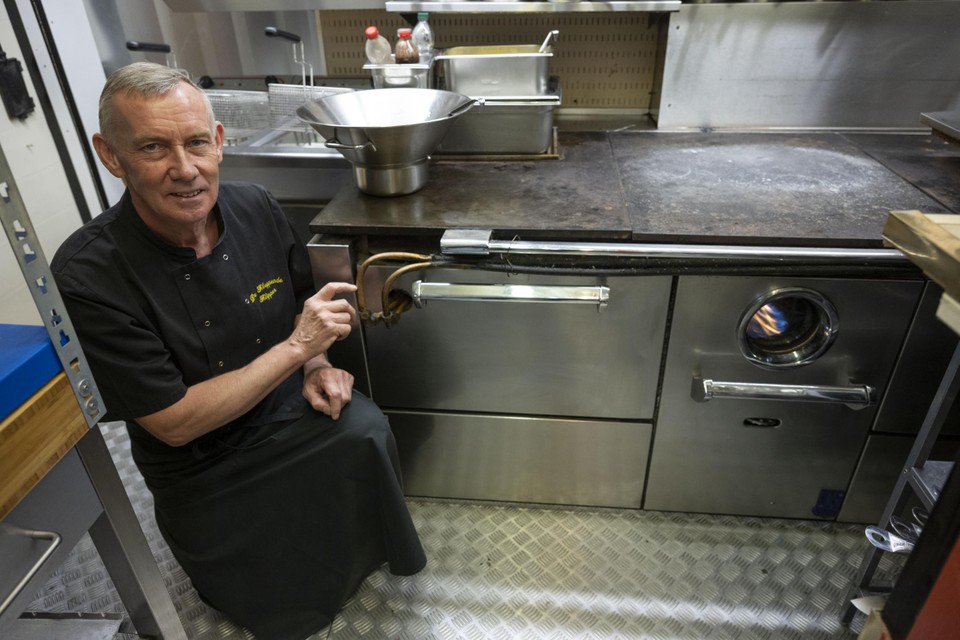 Uitbater Danny Vermeer bij zijn ovens. 