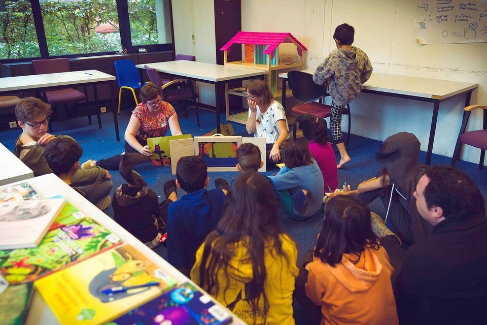 De Verhalenweverij mikt in de eerste plaats op kinderen uit kansengroepen en werkt daarom samen met enkele asielcentra.