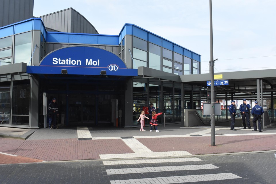 De man hing in dronken toestand rond op het Statieplein waar veel scholieren stonden te wachten op hun bus naar huis.