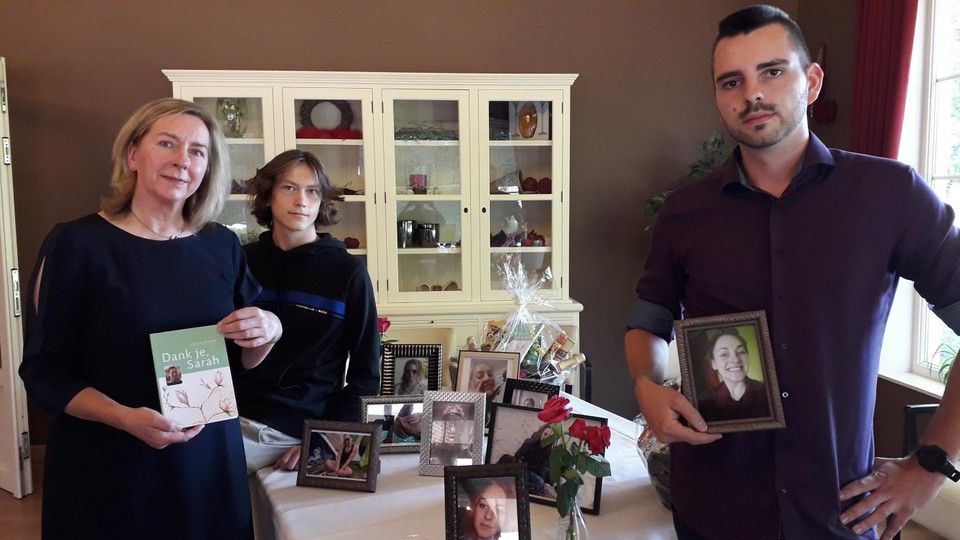 Christel met zonen Roeland (15) en Ruben (27). Ruben woont nu in het huis van zijn zus Sarah in Sint-Lenaarts.