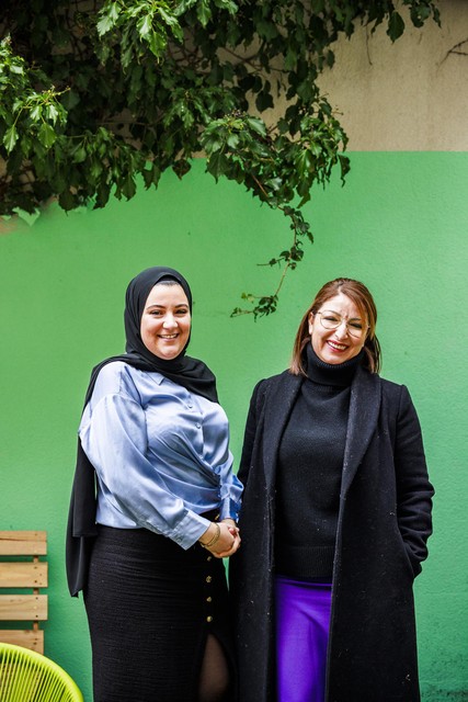 Psychologe Miryam Belkadi en coach Saida El Fekri: “Wij drukken de vrouwen op het hart hun dochters niet zo op te voeden dat ze zich alleen maar schikken en gehoorzamen.” 