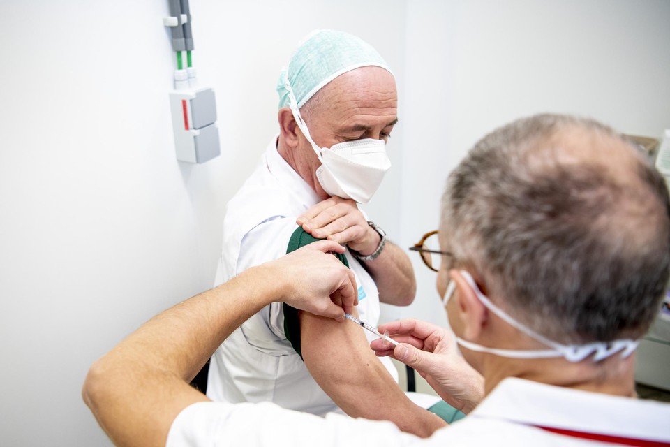 Een dokter laat zich vaccineren. 