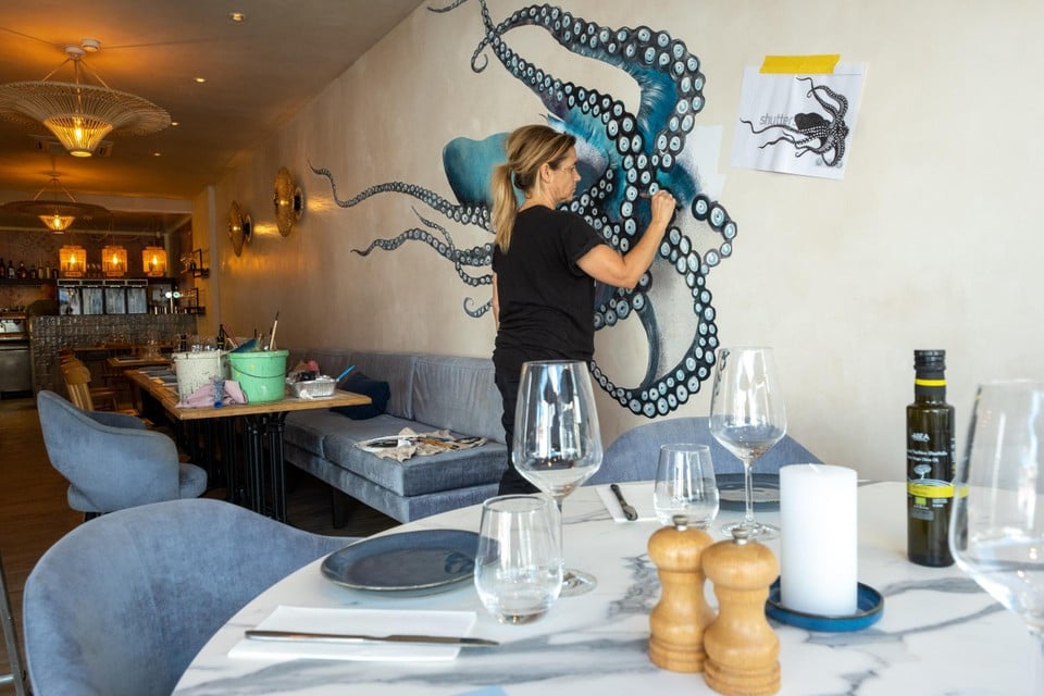 Dagmar Swiggers legt de laatste hand aan de levensgrote octopus. 