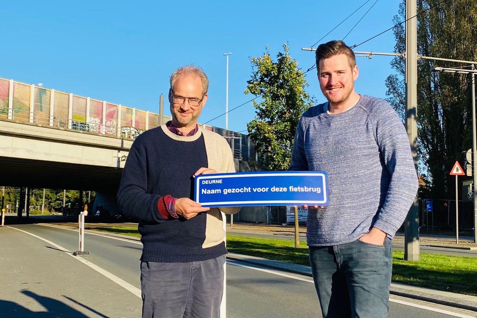Districtsburgemeester Tjerk Sekeris en districtsraadslid Alain Hoeckx (beiden N-VA), voor de plek in de Ruggeveldlaan waar de fietsbrug zal komen.