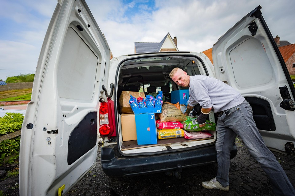 De oproep van Bram op Facebook leverde een goedgevulde camionette op.