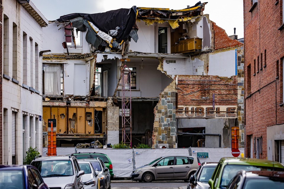 De ruïne van het ingestorte appartementsgebouw staat er sinds mei 2019 onaangeroerd bij.