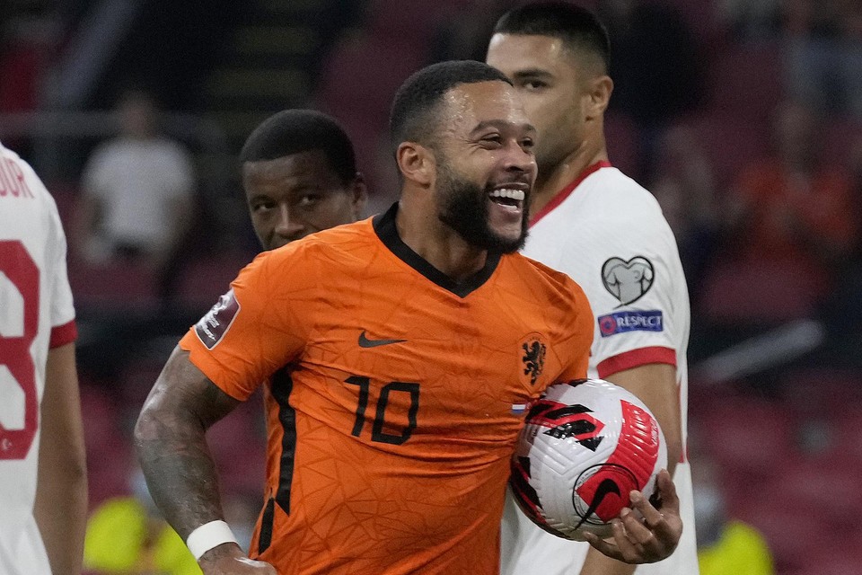 Depay scoorde een hattrick tegen Turkije en mag de wedstrijdbal dus mee naar huis nemen.
