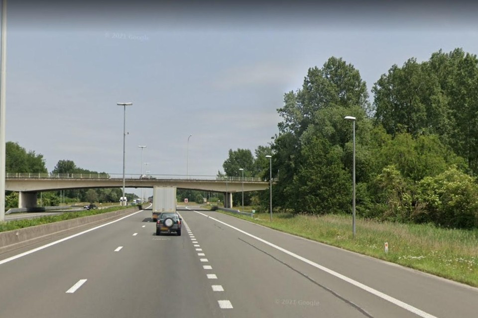 Ter hoogte van het op- en afrittencomplex 21 van de E34 in Lille vinden gedurende twee nachten herstellingen aan het wegdek plaats.
