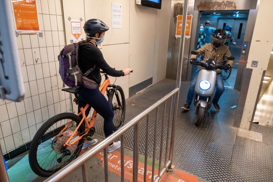 AWV gaat werken uitvoeren aan beide liften van de Kennedytunnel. Omdat er momenteel eenrichtingsverkeer geldt op de trappen, gaat de tunnel volledig dicht.