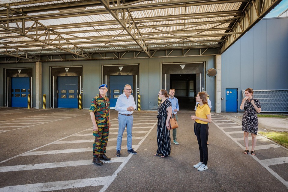 Staatssecretaris voor Asiel en Migratie Nicole de Moor (CD&amp;V) bezocht in de zomer de legerkazerne die toen klaargemaakt werd voor de opvang van asielzoekers.