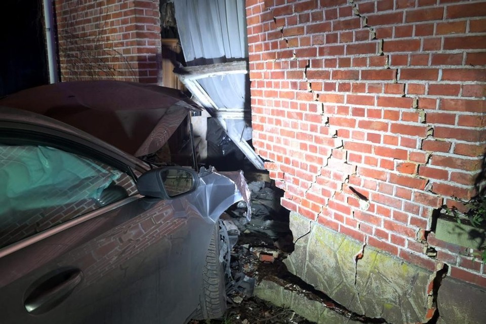 Een auto boorde zich donderdagochtend in de voorgevel van een woning aan Steenbergen in Vorst-Laakdal. 