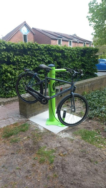 De fietsherstelzuil bevindt zich in de buurt van de pastorie in het centrum van Vosselaar.