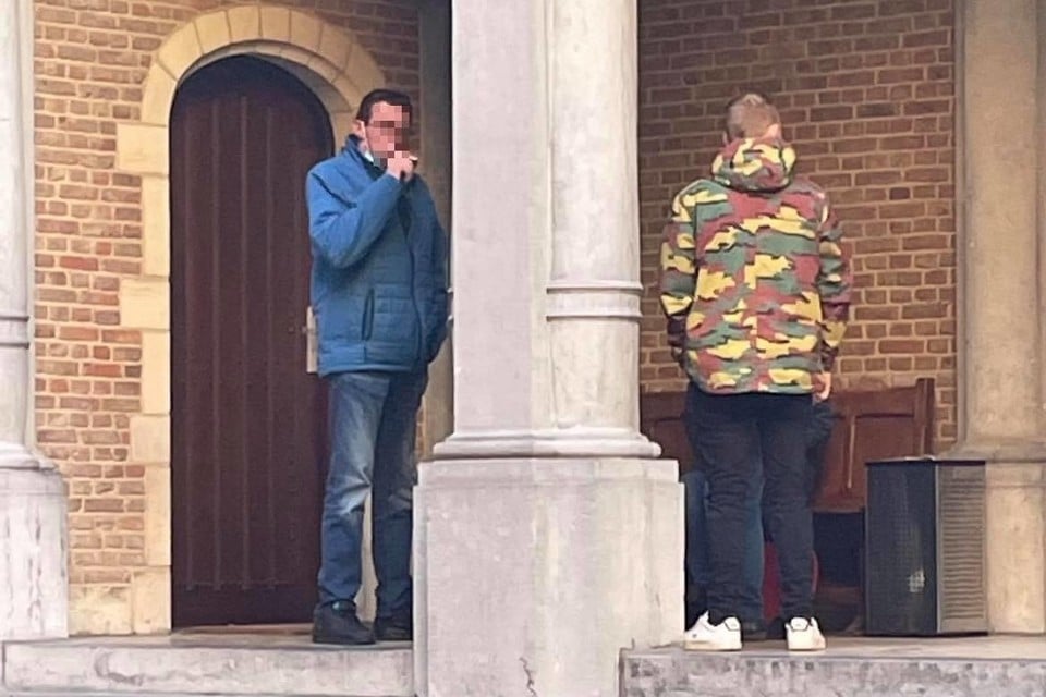 J. (links) aan de rechtbank in Turnhout. Hij riskeert vier jaar cel voor verscheidene gewelddadige feiten. “Hij moet ‘heropgevoed’ worden”, zei zijn advocate.
