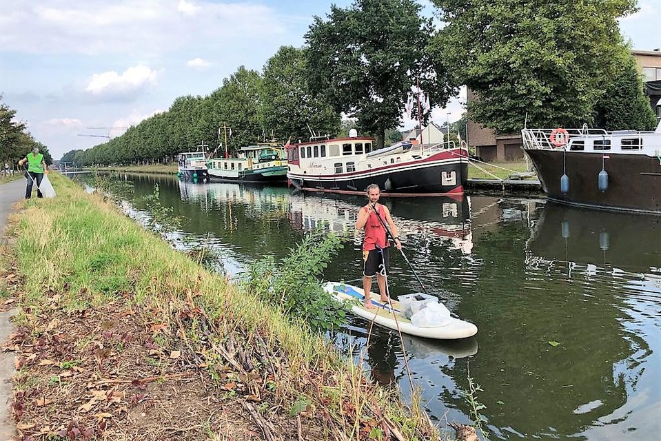 De Schotense Mooimakers zetten zelfs een surfboard in om vooral geen zwerfvuil te missen.