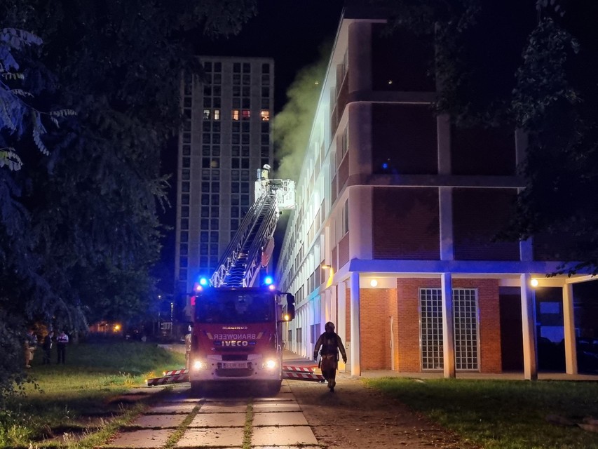 Bij aankomst van de brandweer steeg er al heel wat rook op