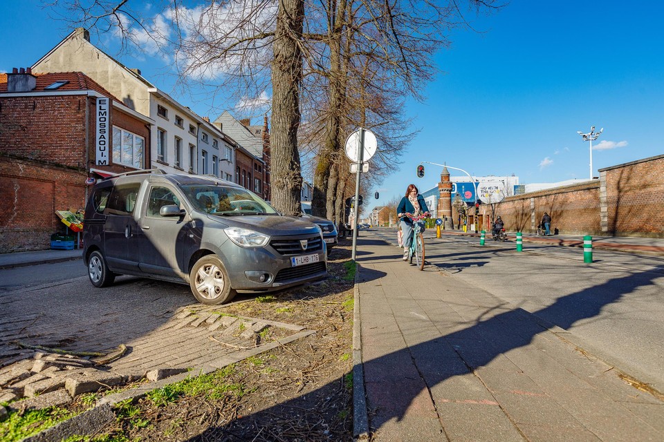 De Liersesteenweg verkeert op sommige plaatsen in erbarmelijke staat.
