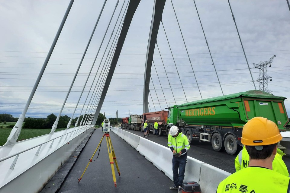 De gloednieuwe boogbrug heeft de gewichtstest met glans doorstaan en kan een maand vroeger open.