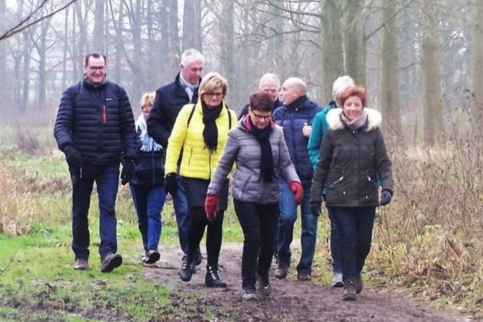 De wandelingen zijn uitgestippeld door bosrijk gebied en langs vier kerststallen.