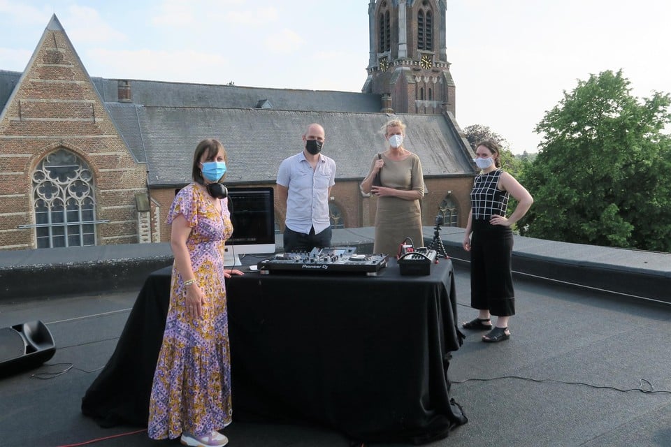 Leerling-dj Wendy Van de Wouwer, docenten Jeroen Jacquemain en Hester Bolle, in het gezelschap van de altijd geïnteresseerde academiedirecteur Lisbeth Wolfs.
