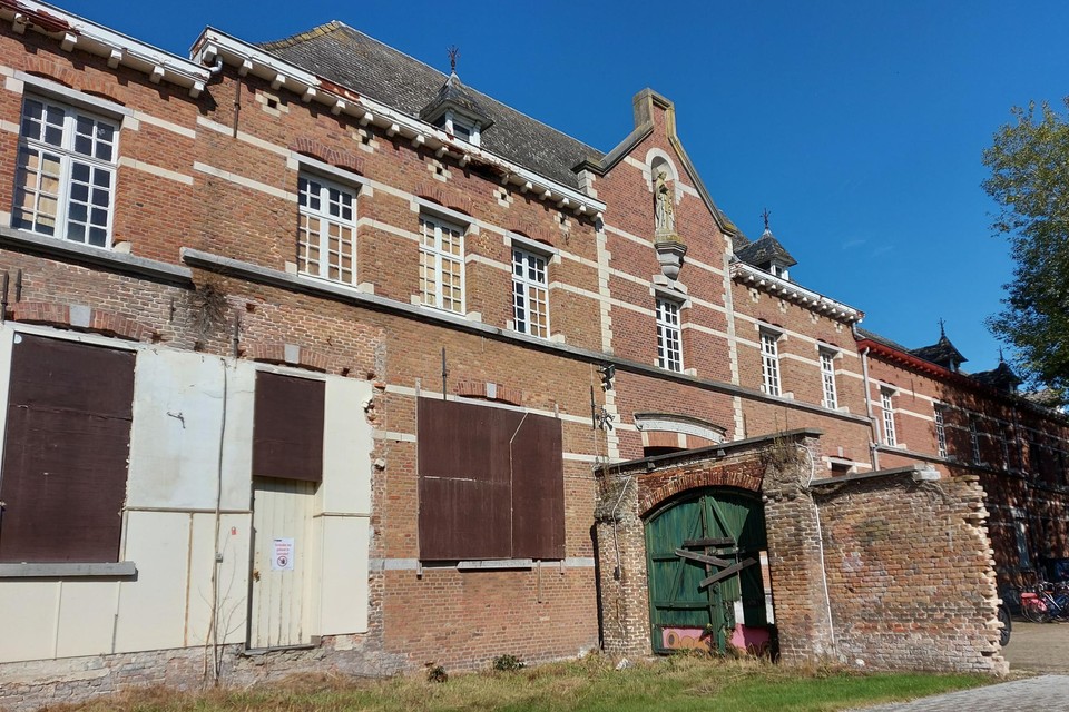 Het kloostergebouw is driehonderd jaar oud, maar is de laatste twintig jaar helemaal in verval geraakt door leegstand en vandalisme.