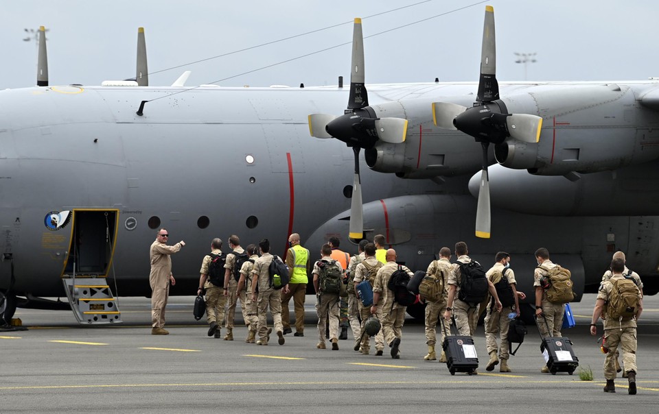 Militair personeel stapt op het Belgische defensievliegtuig. Zij zullen de evacuatie in goede banen leiden. 