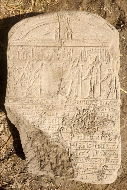 De Romeinse stele (gegraveerde tablet of pilaar) “met inscripties in het Demotisch en hiëroglyfen” werd ook in het Buyzantijns bassin in de graftombe aangetroffen.