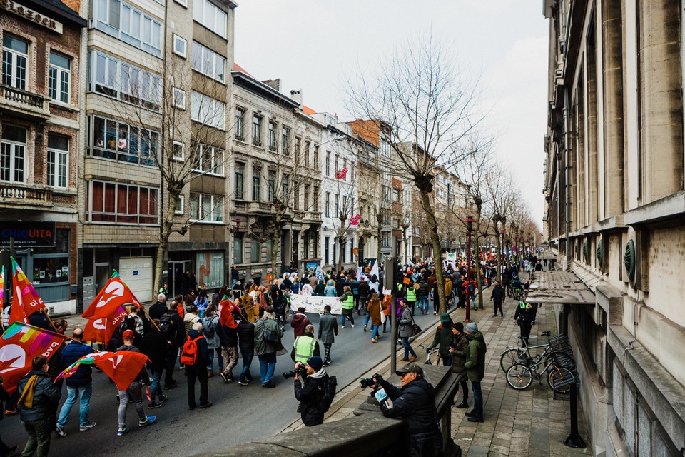 Zo’n duizend betogers trekken door de straten van Antwerpen. 