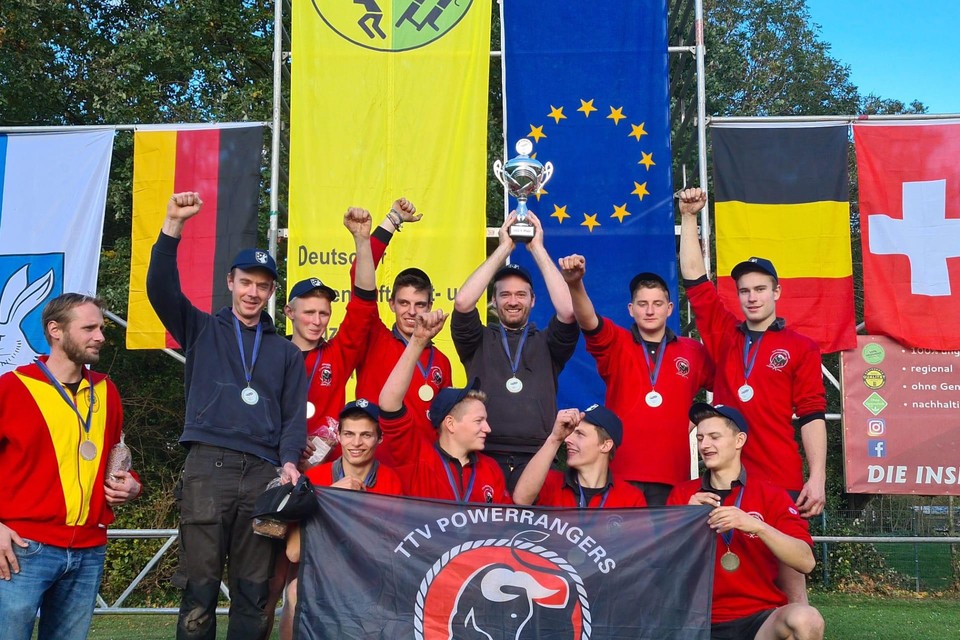 De Europese kampioenen touwtrekken van TTV Powerrangers uit Overbroek op het podium in Duitsland.