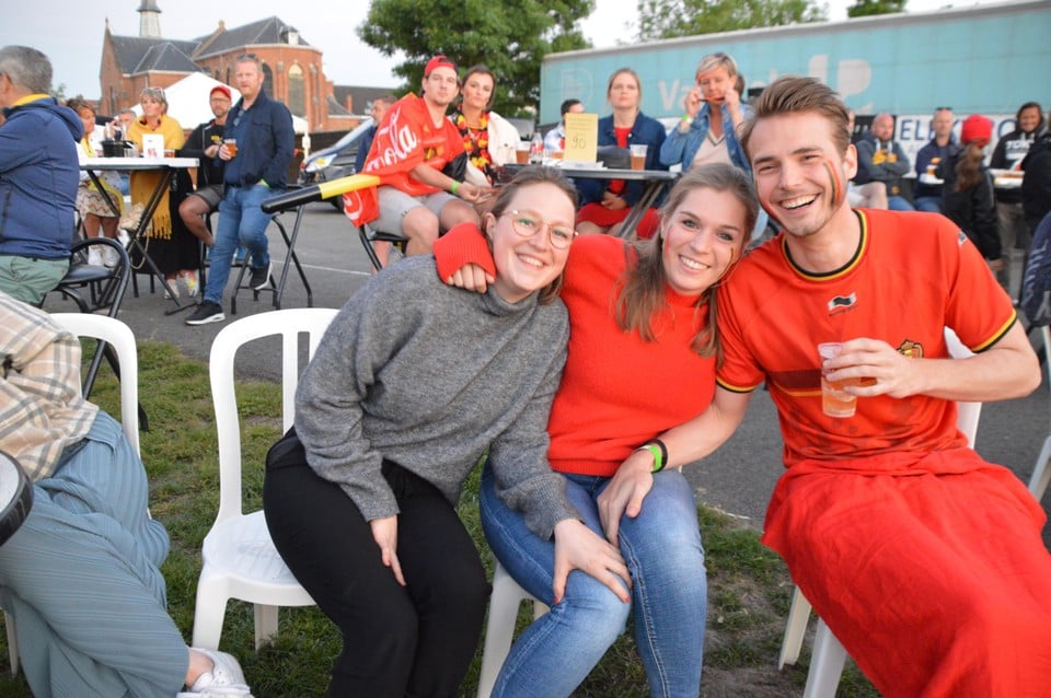 Supporters op het Sint-Teunisplein in Sint-Antonius.