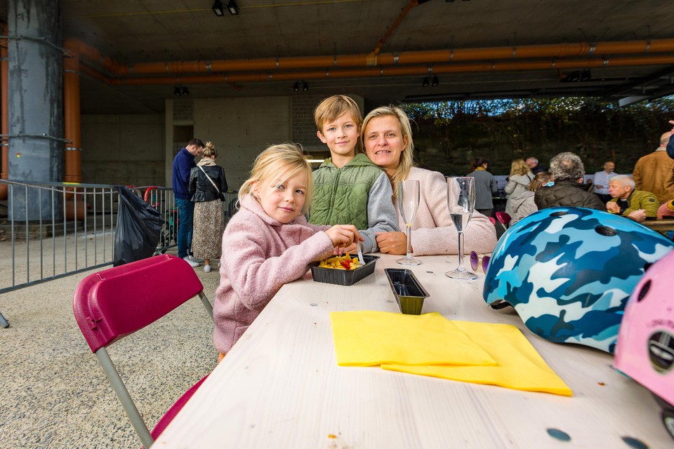 Wendy Troch met haar kinderen Minne en Juul.