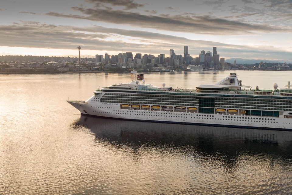 Het cruiseschip, met op de achtergrond de skyline van Seattle.
