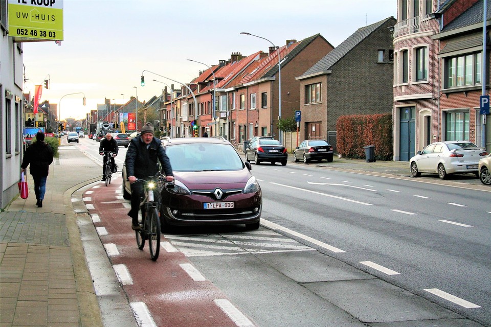 Het Vlaams Gewest wil bredere en veiligere fietspaden op de N403. Dat wordt ter hoogte van Kleibeke een lastige klus.