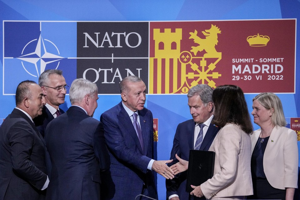 Erdogan (centraal) schudt op de NAVO-top in Madrid de hand van de Zweedse minister van Buitenlandse Zaken Ann Linde. 
