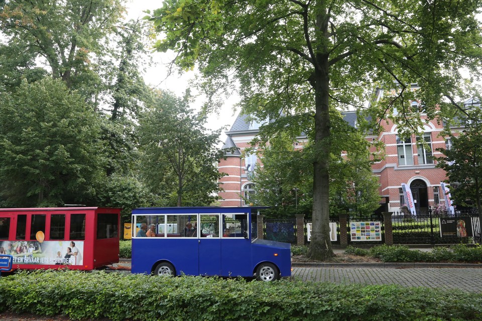 Het treintje tuft hier voorbij het Dienstencentrum Antverpia, de bakermat van de geschiedenis van Sint-Mariaburg.