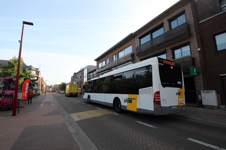 De lijn doorkruist het centrum van Lint tussen Duffel en Berchem-Station.