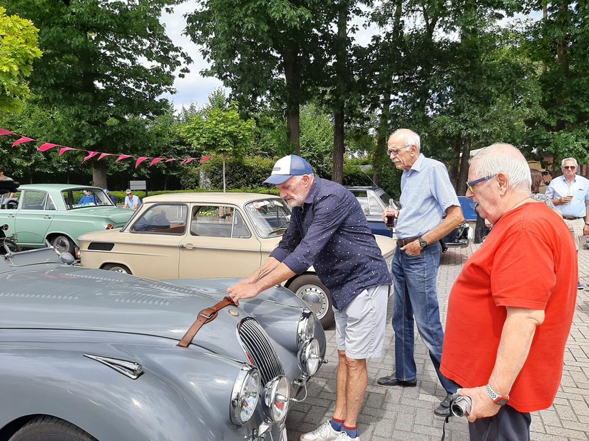 Tutti volevano uno sguardo sottile sotto il cofano della Jaguar Mark Hoys. 