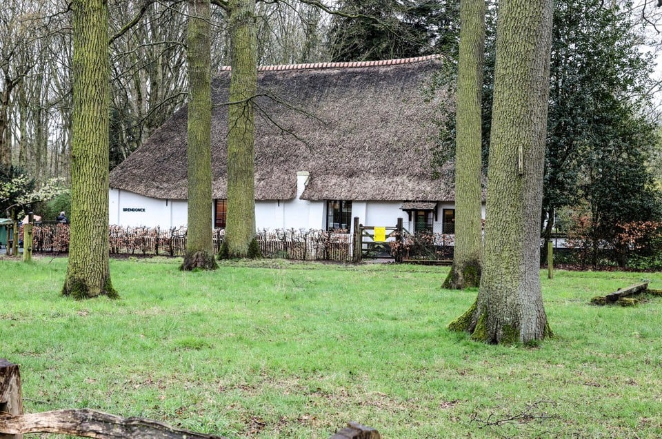 De Bremdonckhoeve, het oudste gebouw van Brasschaat, ligt in het Peerdsbos, recht tegenover De Melkerij.