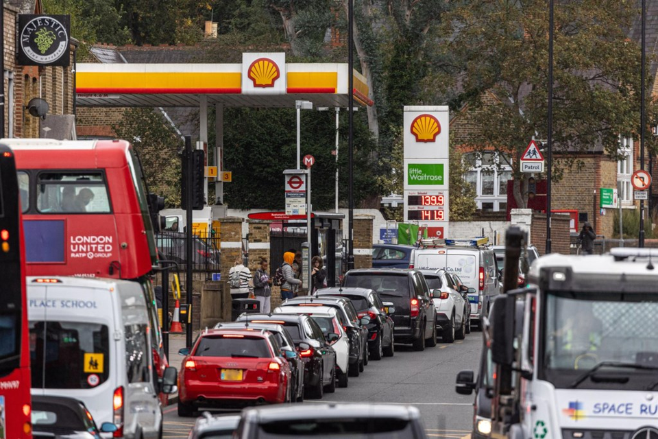 Wanhopige automobilisten vormen een lange rij bij een tankstation in Londen. 