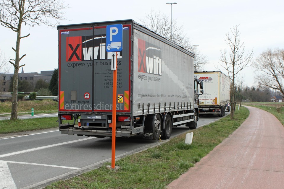Vrachtwagens kunnen parkeren op de Ring, onder meer ter hoogte van de Paul Krugerstraat. 