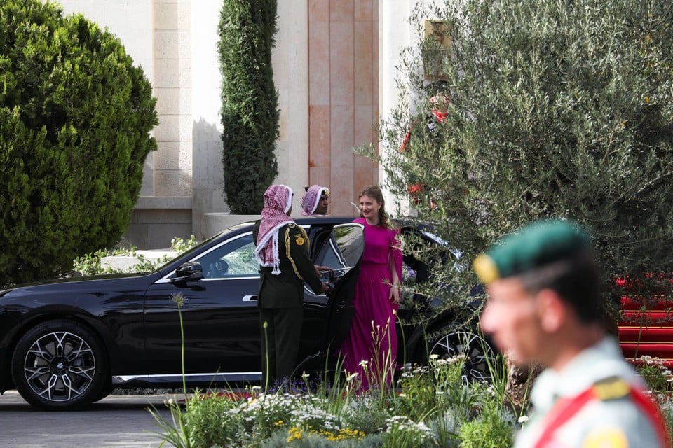 Prinses Elisabeth arriveert op het koninklijke huwelijk in Amman.
