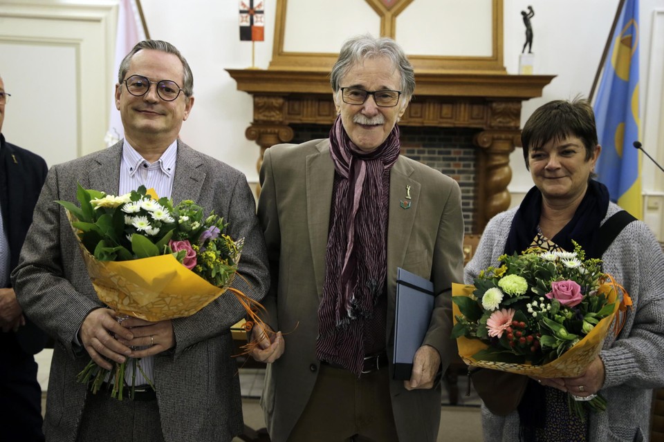 Een glunderende Jan Geeraerts in gezelschap van de laureaat Daniel Van Themsche. Lieve Jonkers verving laureaat Kris Claessens. 