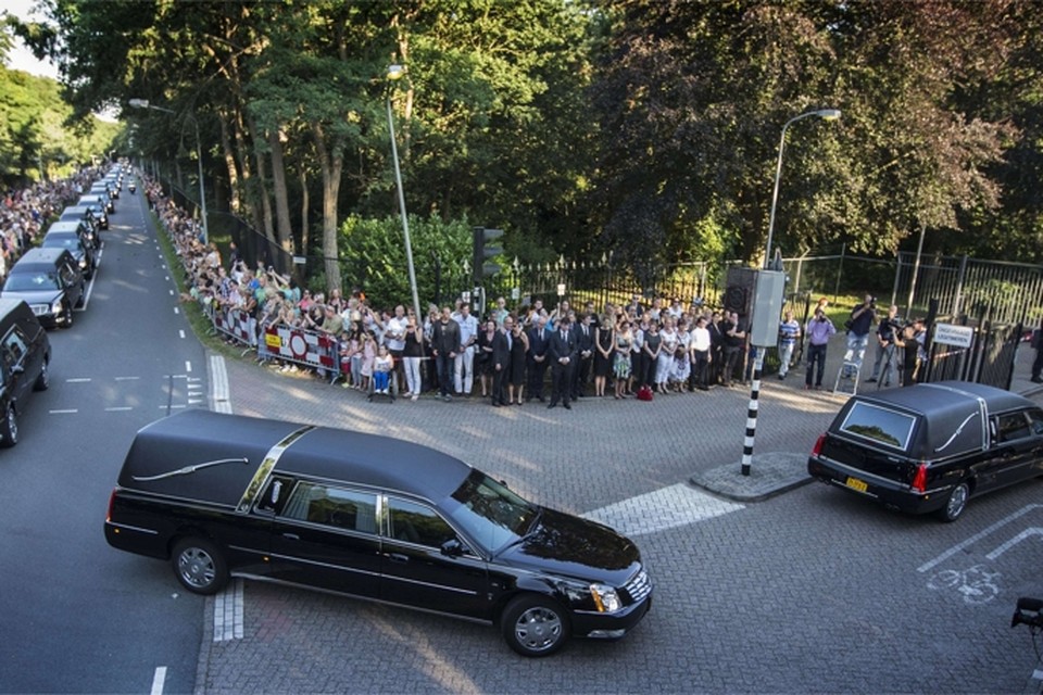 De rouwwagens rijden de kazerne in Hilversum binnen waar de slachtoffers geïdentificeerd zullen worden.