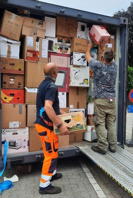 Gemeentearbeiders stouwden een container met bestemming Rochefort vakkundig vol