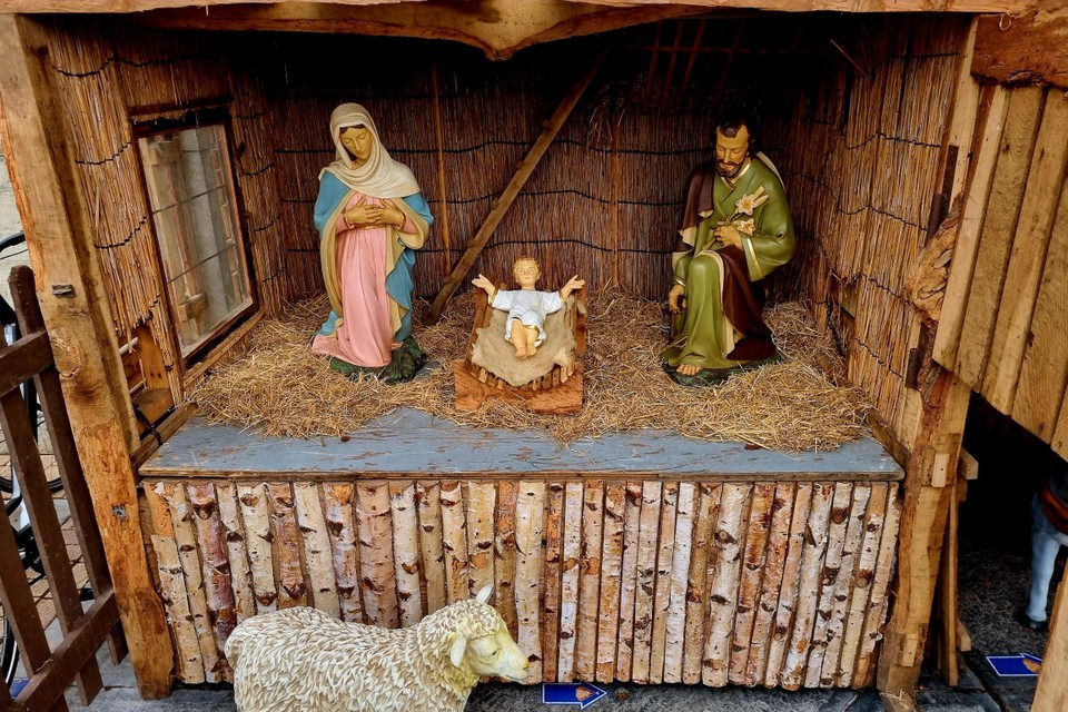 Kindje Jezus ligt sinds maandagavond opnieuw tussen Jozef en Maria in de Duffelse kerststal. 